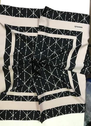 Шейный платок с добавкой  шёлка с рисунком цвет черный с пудрой и молочный