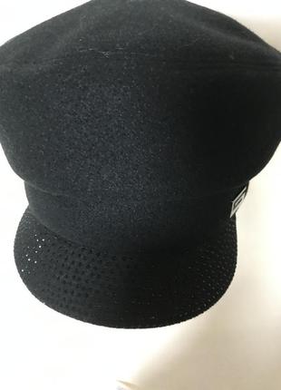 Картуз чорна кепка драповая з камінням на козирку3 фото