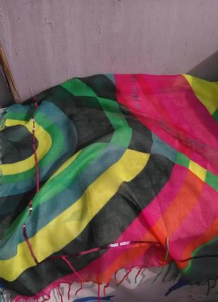 Красивый платок desigual.