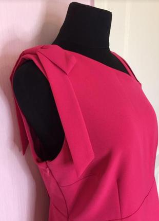 Платье розовое мини нарядное с вырезами6 фото