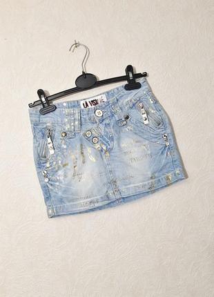 Оригинальная брендовая юбка джинсовая голубая с молниями и золотистыми словами мини женская коттон2 фото