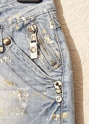 Оригинальная брендовая юбка джинсовая голубая с молниями и золотистыми словами мини женская коттон5 фото