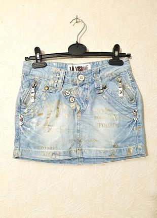 Стильна брендова спідниця джинсова блакитна з блискавками, золотистими написами міні на дівчину/жін