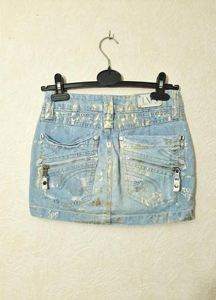 Оригинальная брендовая юбка джинсовая голубая с молниями и золотистыми словами мини женская коттон7 фото
