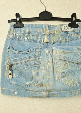 Оригинальная брендовая юбка джинсовая голубая с молниями и золотистыми словами мини женская коттон8 фото
