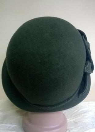 Модная шляпа с асимметричными полями украшенная цветочной композицией цвет зеленый