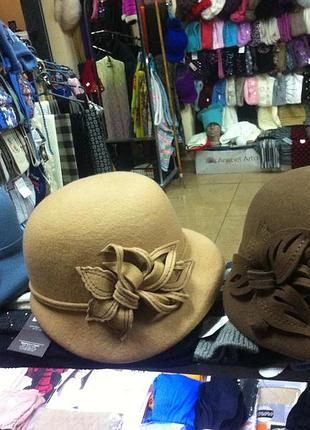 Модная шляпа с асимметричными полями украшенная цветочной композицией цвет зеленый