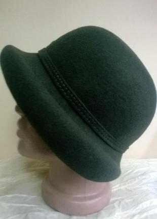 Модная шляпа с асимметричными полями украшенная цветочной композицией цвет зеленый