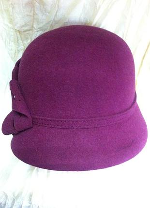 Модная шляпа с асимметричными полями украшенная цветочной композицией цвет зеленый