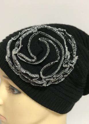 Модная демисезонная вязанная  шапочка с украшением черный