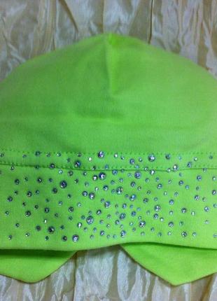 Зелёная шапочка  весна - осень украшена камнями с разрезом и бантом сзади3 фото