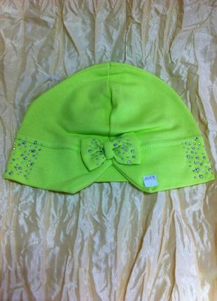 Зелёная шапочка  весна - осень украшена камнями с разрезом и бантом сзади1 фото
