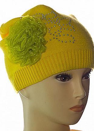 Желтая шапочка девочкам украшена цветком и камнями на возраст до 10 лет