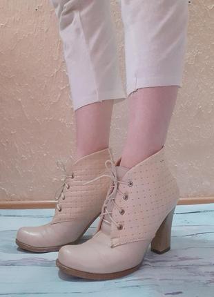 Ботинки демисезонные кожаные на каблуке со шнуровкой2 фото