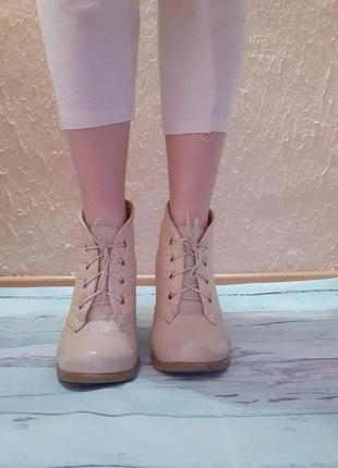 Ботинки демисезонные кожаные на каблуке со шнуровкой3 фото