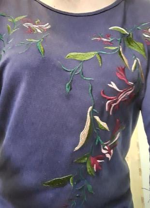 Кофточка спереду з вишивкою.