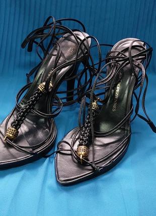 Босоножки на каблуке со шнуровкой
