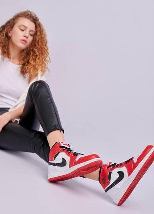 Nike jordan 1 high red white брендовые высокие красные кроссовки найк джордан тренд весна лето осень високі червоні кросівки демісезон
новинка