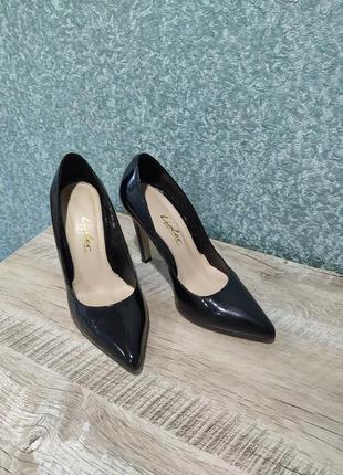 Туфлі лакові шкіра 35