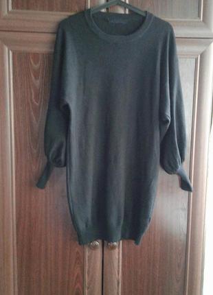 Черное вязаное трикотажное платье джемпер на резинке внизу с акцентными рукавами1 фото