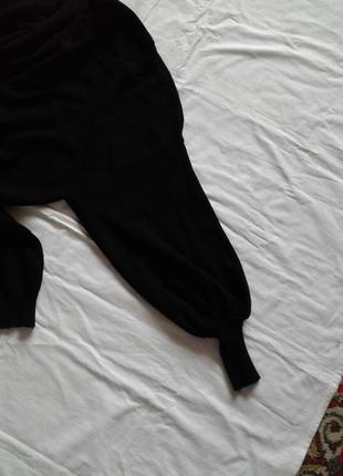 Черное вязаное трикотажное платье джемпер на резинке внизу с акцентными рукавами8 фото