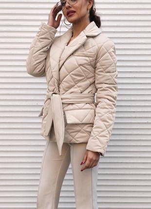 Женская стеганая куртка с поясом молочного цвета