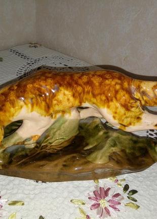 Статуетка собака на полюванні з дичиною, майоліка