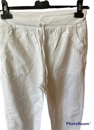 Белые хлопковые спортивные штаны джогеры с резинками