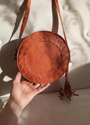Коричнева кругла сумочка