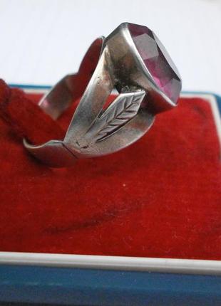 Продам серебренное женское кольцо камень рубин ссср