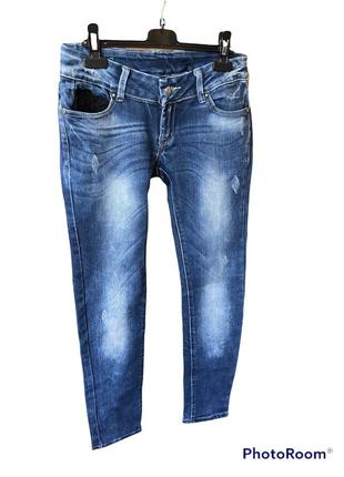 Темные джинсы с потёртостями