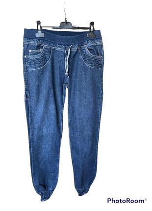 Темно-синие джинсы на резинке с резинками внизу2 фото