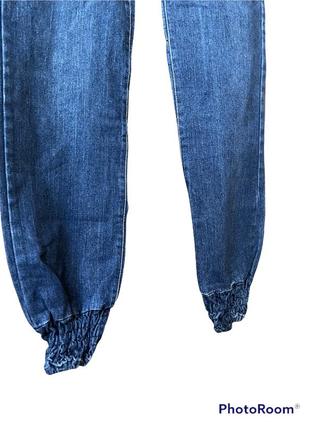 Темно-синие джинсы на резинке с резинками внизу4 фото