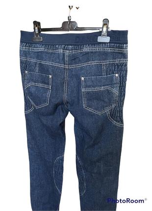 Темно-синие джинсы на резинке с резинками внизу9 фото