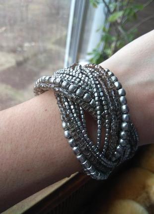 Браслет ручной работы из металлических и стеклянных бусин