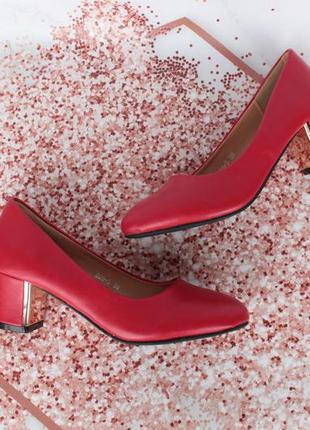 Красные туфли 36 размера на удобном каблуке3 фото