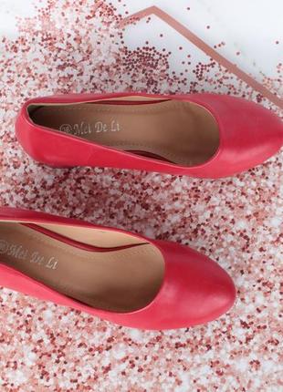 Красные туфли 36 размера на удобном каблуке2 фото