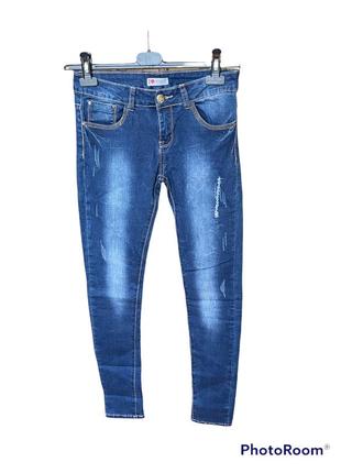 Сині джинси з потертостями