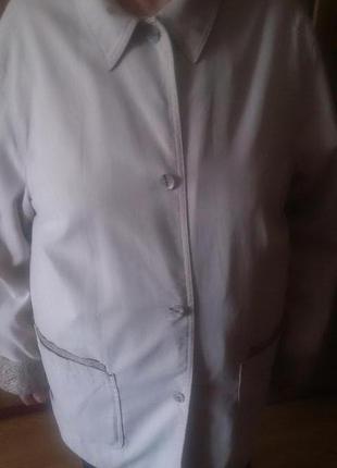 Стильна бежева курточка р48