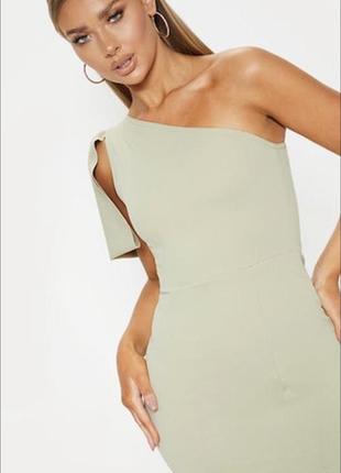 Оливкова сукня міді з розрізом на одне плече4 фото