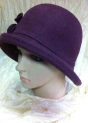 Фетровий капелюх пух з загорнутими вгору полями