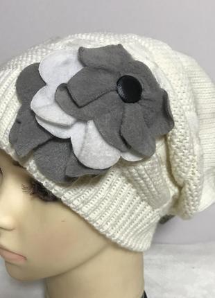 Объёмная женская молочная  шапка  с крупными цветами