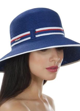 Синя жіноча капелюх з полями прикрашена стрічкою двокольорового