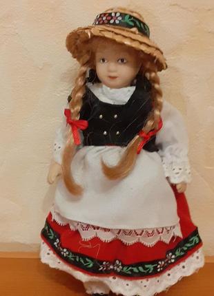 Кукла в национальном баварском костюме