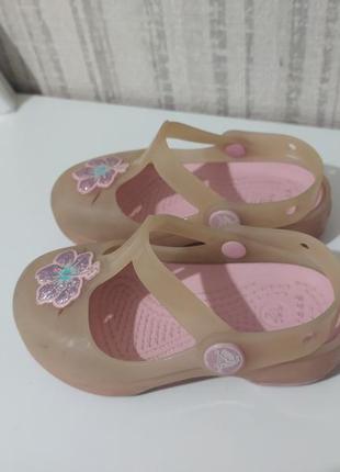 На дівчинку