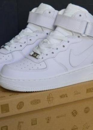 Стильні білі кросівки