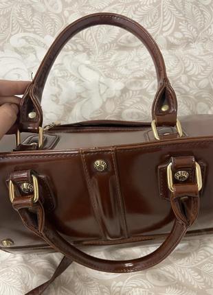 Лаковая коричневая сумка6 фото