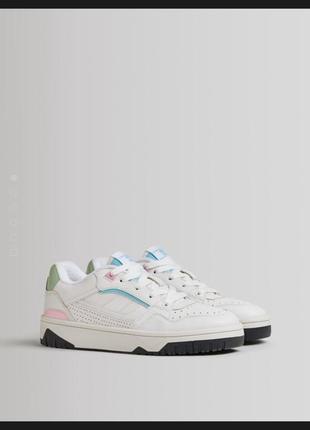 Светлые кроссовки bershka 2022