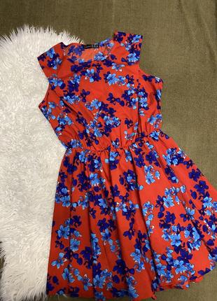 Модное платье в цветочный принт1 фото