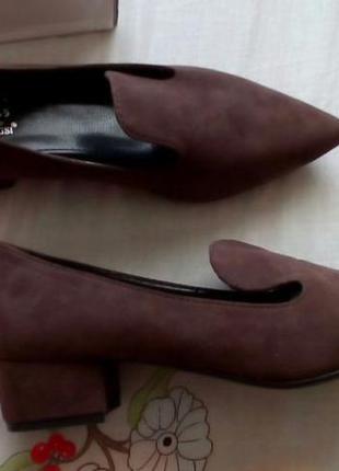 Модні жіночі туфлі з гострим носиком.1 фото
